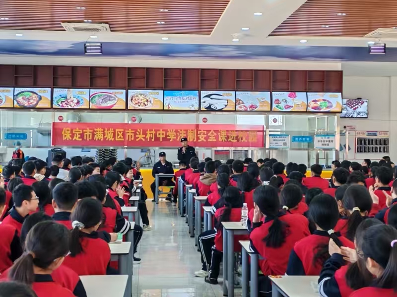 保定市滿城區：法制宣傳進校園  安全意識記心間_fororder_民警回答學生提問 攝影 王海濤