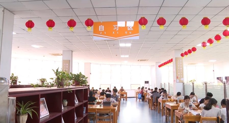石家莊市鹿泉區：暑期到來不“躺平” 圖書館裏忙“充電”_fororder_圖片1