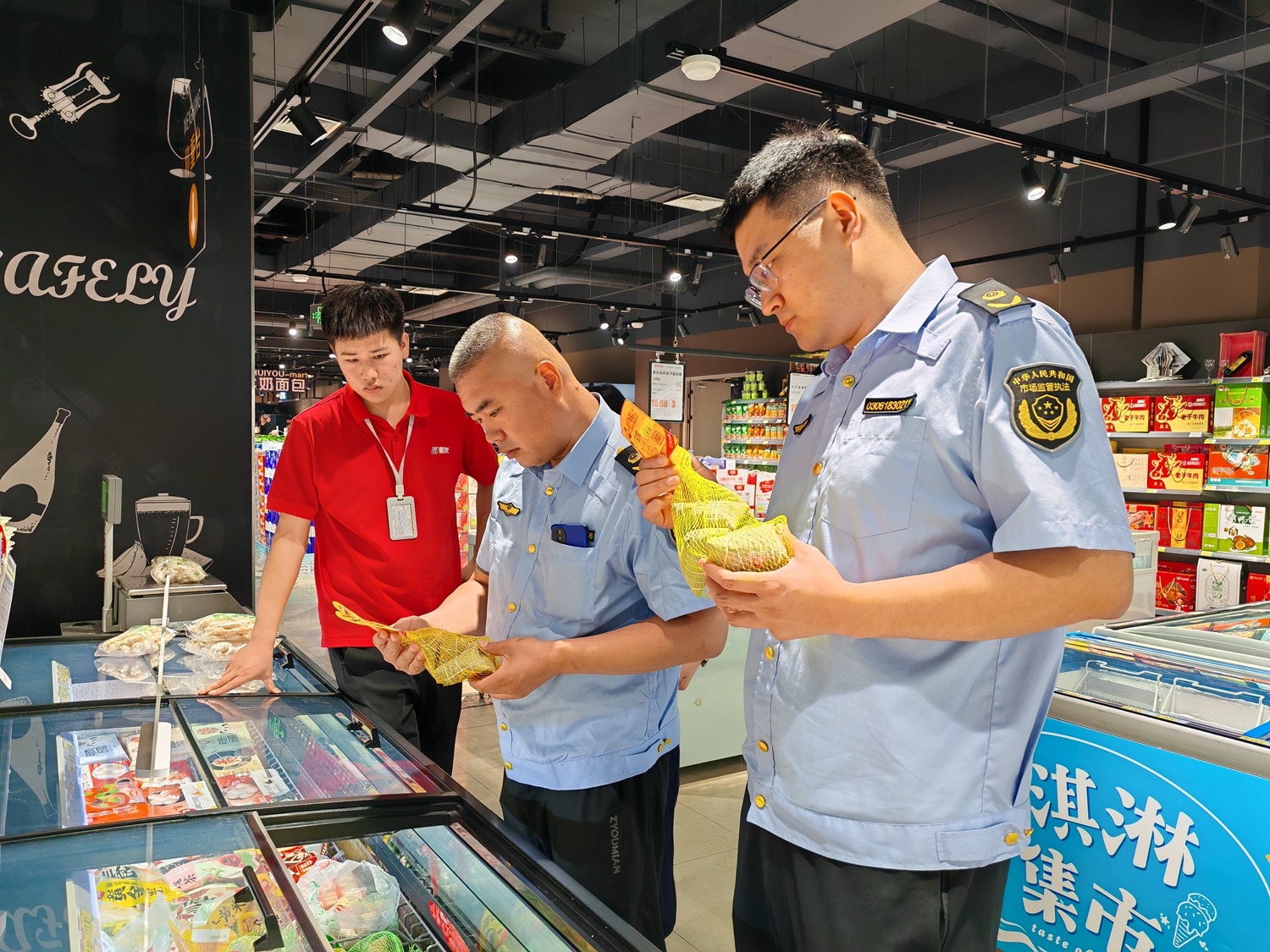 保定市滿城區開展端午節前食品安全專項檢查_fororder_滿城區市場局執法人員查看粽子包裝標識 攝影 劉鑫宇