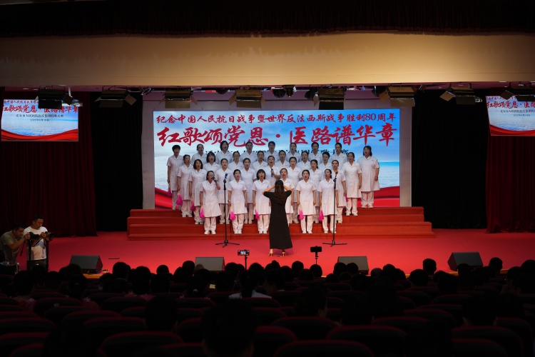 河北遷安：醫護人員唱響愛國最強音_fororder_圖為遷安市人民醫院醫療集團醫護人員正在演唱《團結就是力量》。張澤慧攝.JPG