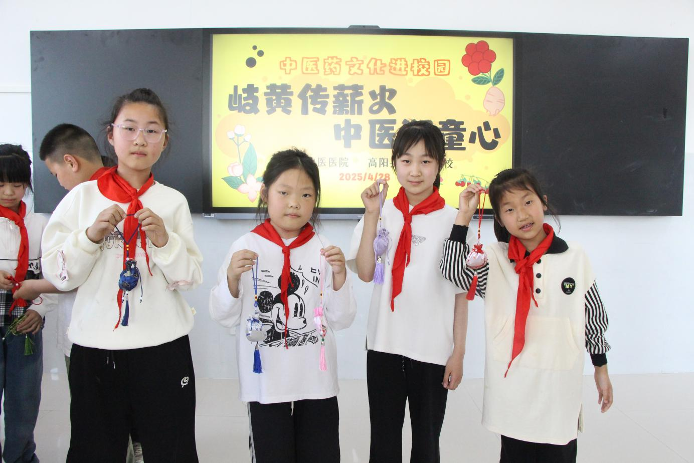 中醫藥文化進校園 薪火傳承潤童心_fororder_中醫藥文化進校園 薪火傳承潤童心3