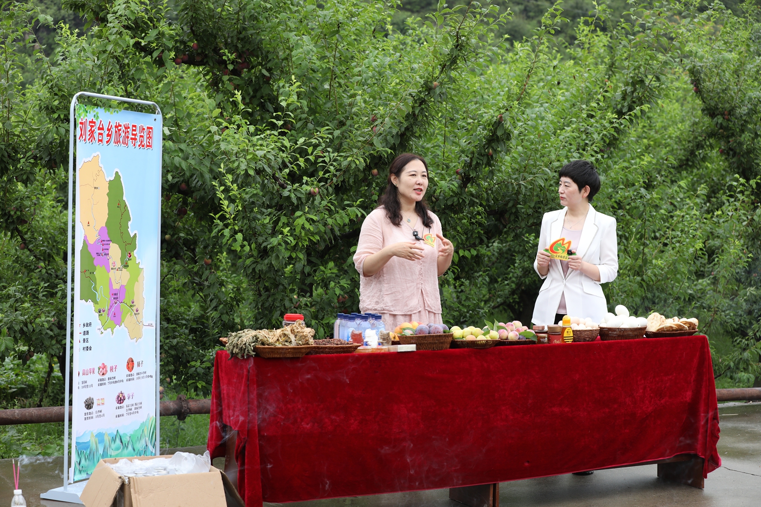 保定市滿城區：融媒助農直播 農特優品“出圈”_fororder_滿城融媒首場走進西部山區助農直播 攝影 張麗雙