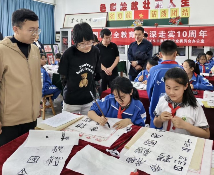 河北泊頭舉行 “翰墨書國安 童心護山河”主題活動_fororder_練習書法