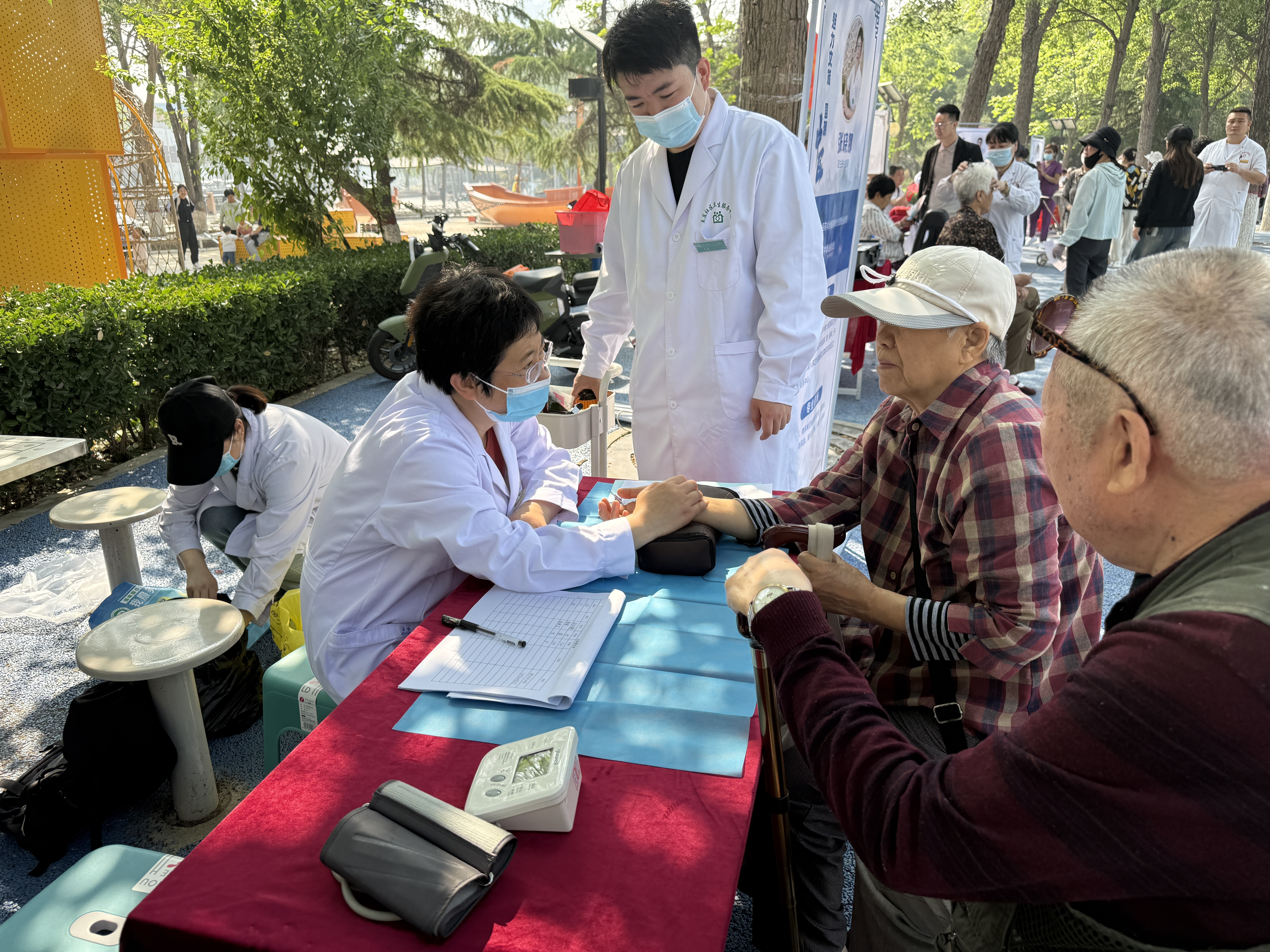 保定市蓮池區：傳承千年智慧 守護群眾健康_fororder_圖片二：市民在名醫專家義診諮詢區進行號脈診療。（李岩攝）