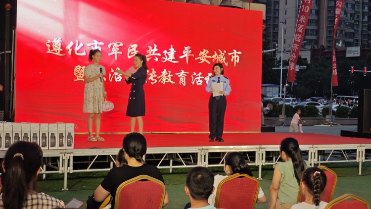 遵化市舉辦“軍民共建平安城市暨法治宣傳教育”活動_fororder_圖為遵化市舉辦“軍民共建平安城市暨法治宣傳教育”活動現場 許昊攝