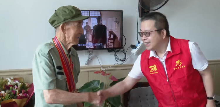 河北遵化：以活動為媒傳承紅色基因_fororder_圖為 志願者慰問退伍老兵  融媒體中心供圖