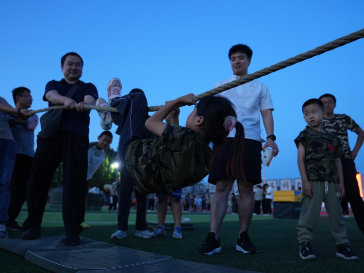 河北滄州：親子共築強軍夢 國防教育潤童心_fororder_圖片2