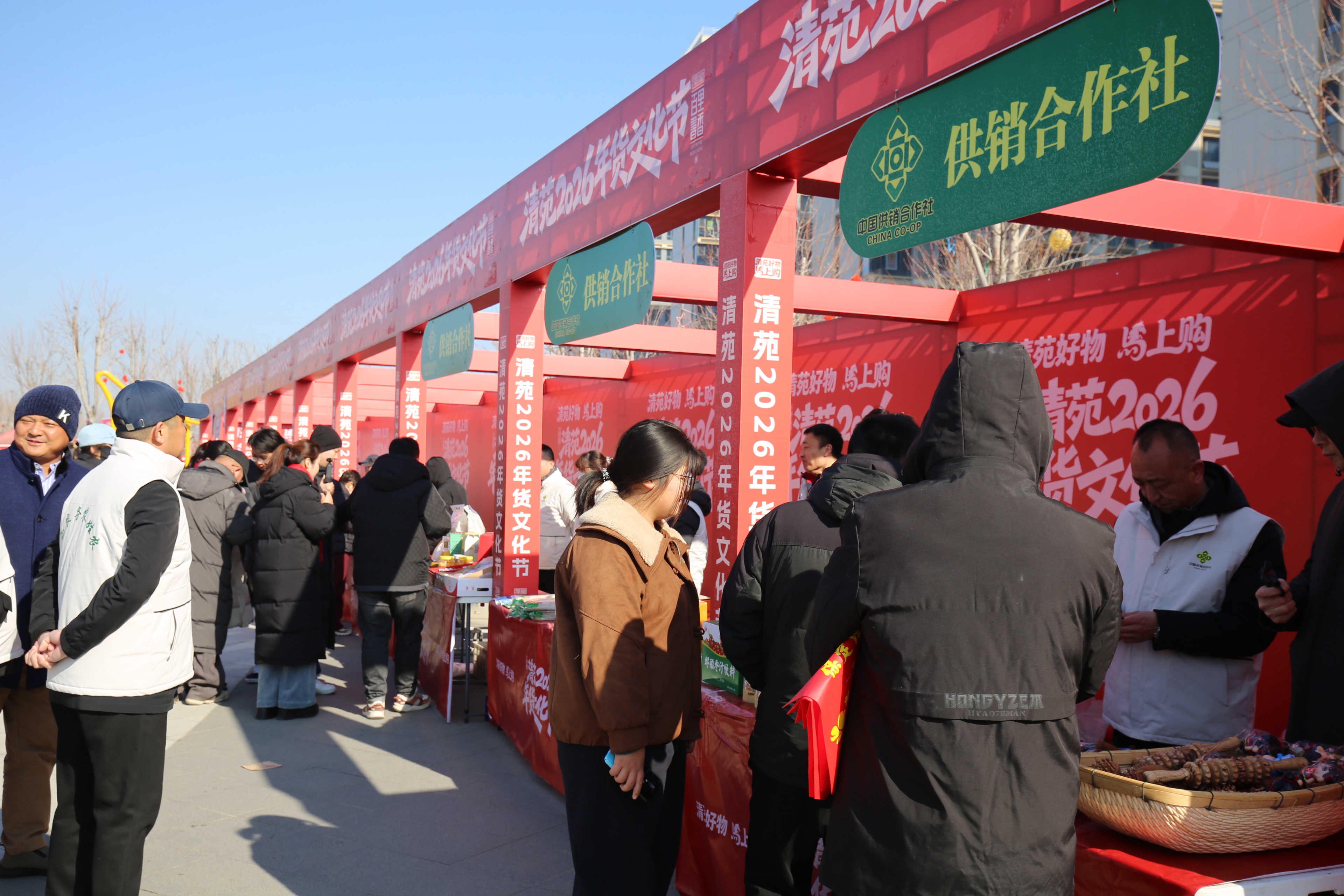 圖片默認標題_fororder_市民選購商品。攝影 王磊