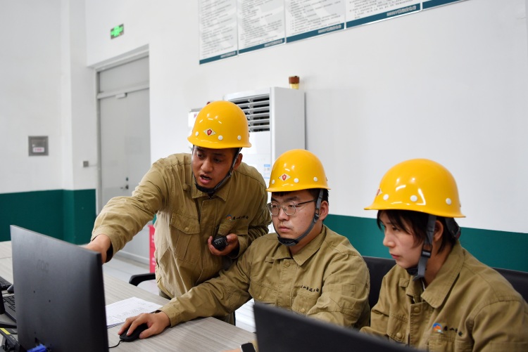 華北地區首家民營220千伏增量配電業務改革試點在河北遷安並網投運_fororder_7月10日，在220千伏祺遠變電站主控室內，工作人員正在進行投運前遠程控制操作2，彭月娟 攝.JPG