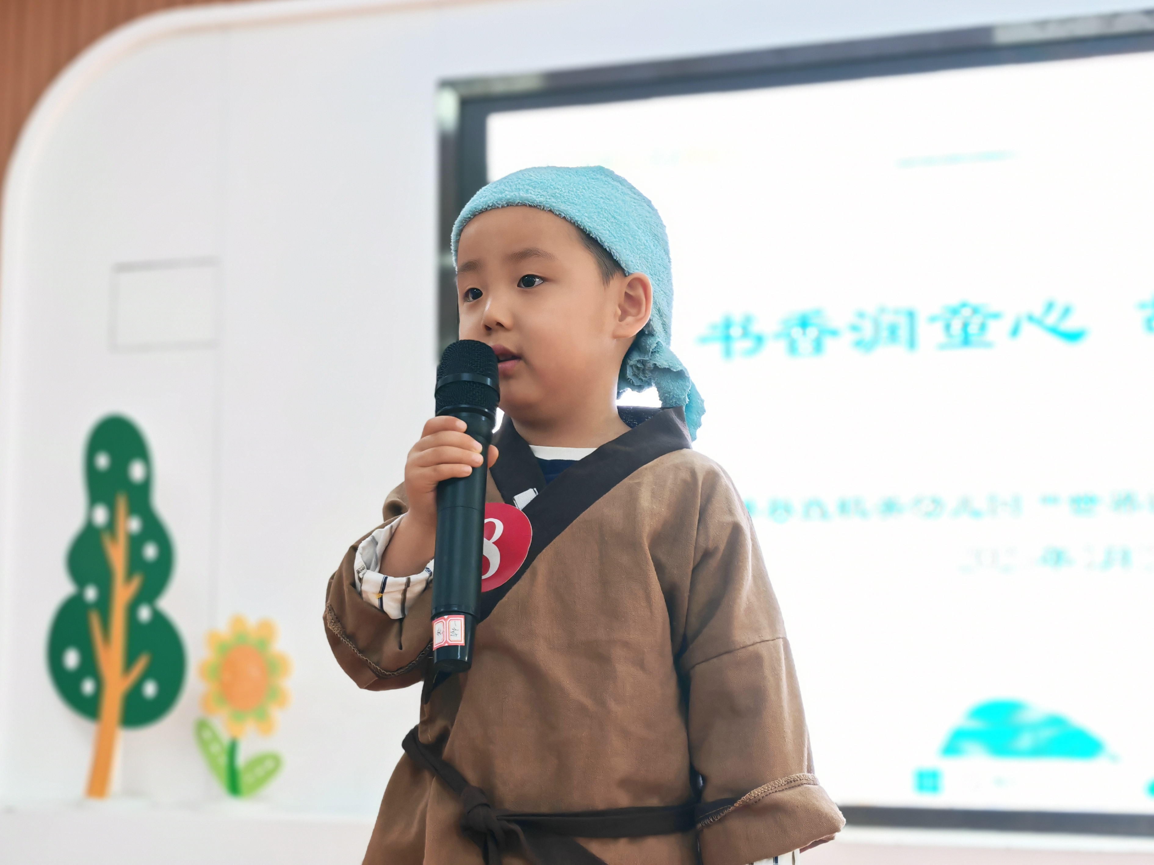 河北唐縣：閱讀潤心靈 書香促成長_fororder_唐縣縣直幼兒園的孩子分享閱讀故事