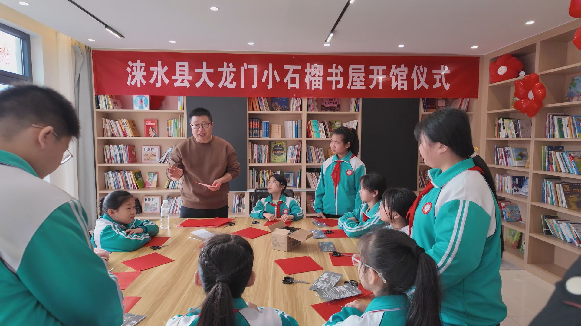 河北淶水大龍門村：古村大集年味濃 公益書香暖人心_fororder_圖片 3