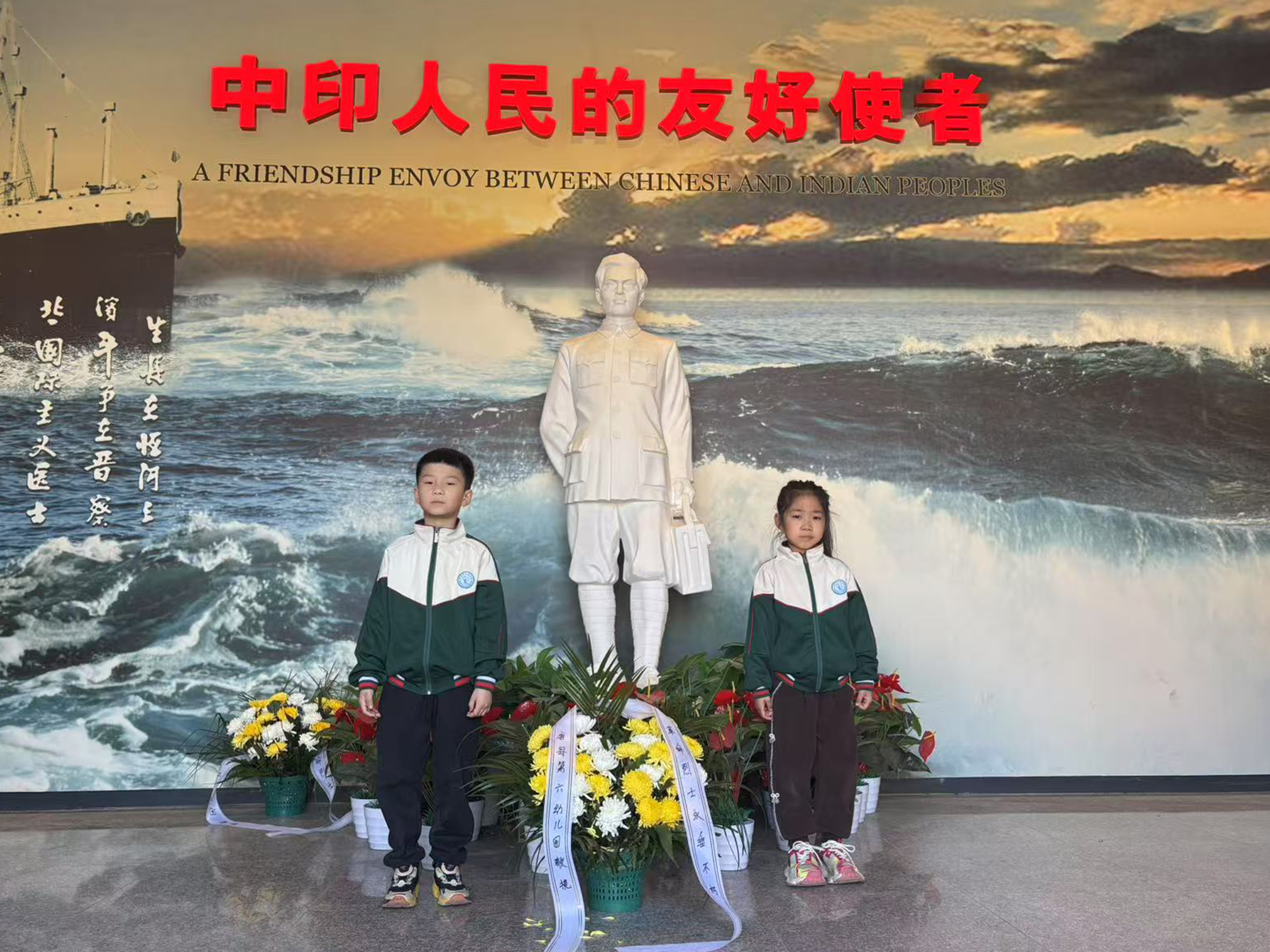 河北唐縣：小手獻鮮花 童心向黨行——唐縣六幼開展主題教育實踐活動_fororder_在英模塑像前莊嚴合影