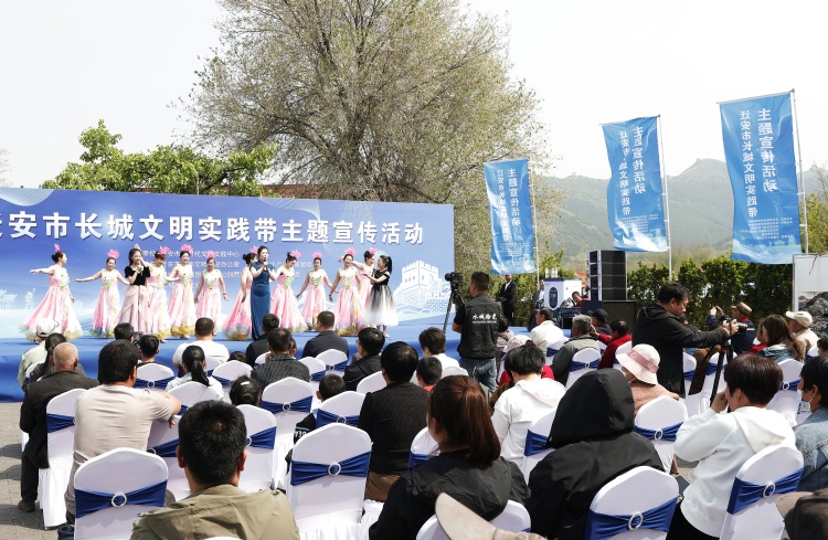 圖片默認標題_fororder_4月26日，遷安市長城沿線村民正在觀看歌伴舞《長城腳下我家鄉》，彭月娟 攝