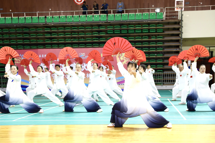 河北肅寧：300余名武術愛好者雲集秀“絕活兒”_fororder_河北肅寧：300余名武術愛好者雲集秀“絕活兒”1