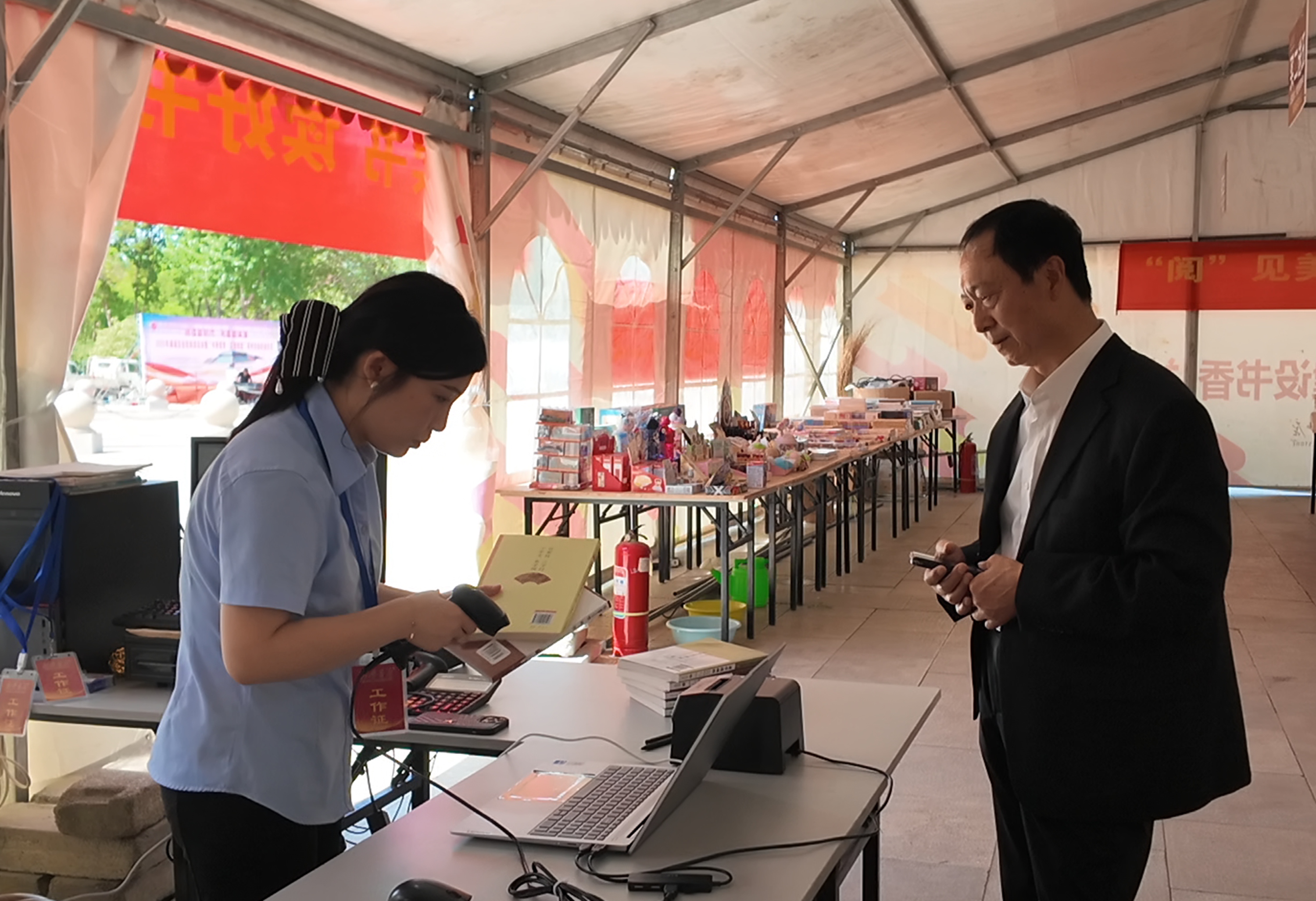 保定市滿城區舉辦2025年“書香節”開幕式暨全民閱讀啟動儀式_fororder_市民購買圖書 攝影 田嘉成