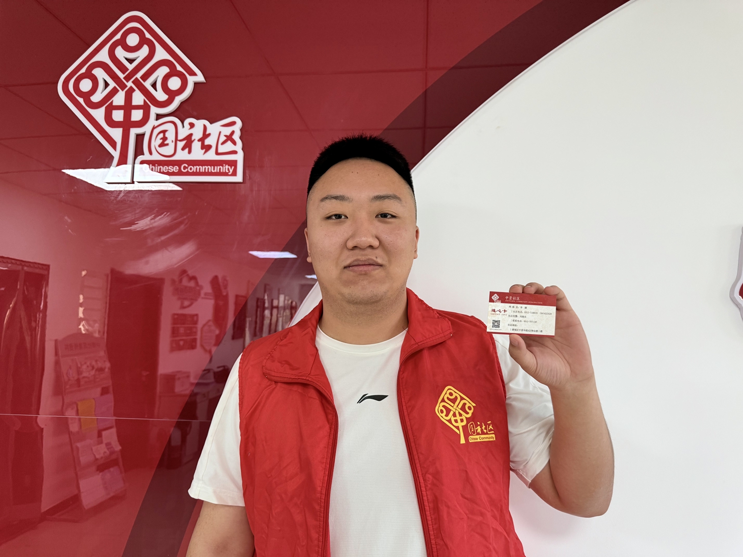 圖片默認標題_fororder_滿城中景社區工作者展示“連心卡” 攝影 單媛媛