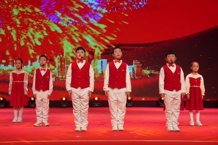 圖片默認標題_fororder_朗誦《幸福中國年》。攝影 王磊