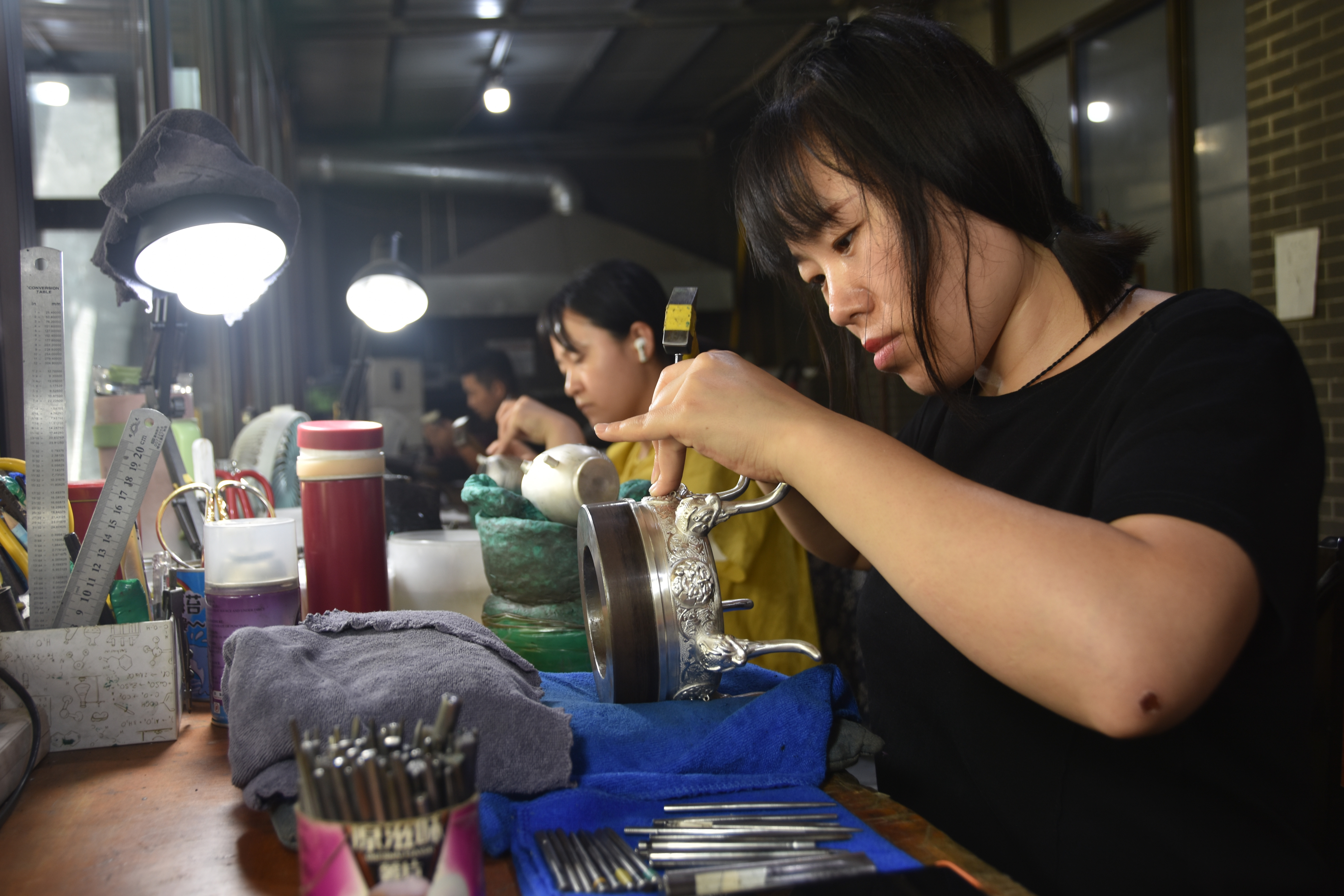 河北遵化：金銀器産業與非遺傳承的雙向奔赴​_fororder_工人們正在對完成塑形的産品進行鏨刻。許昊 攝