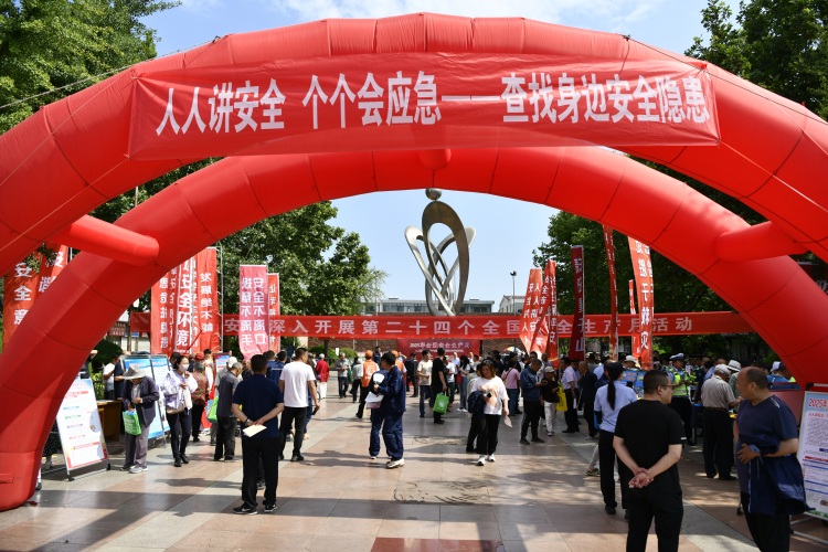 遷安市開展“安全生産月”諮詢日活動_fororder_遷安市開展“安全生産月”諮詢日活動。梁玉水攝.JPG