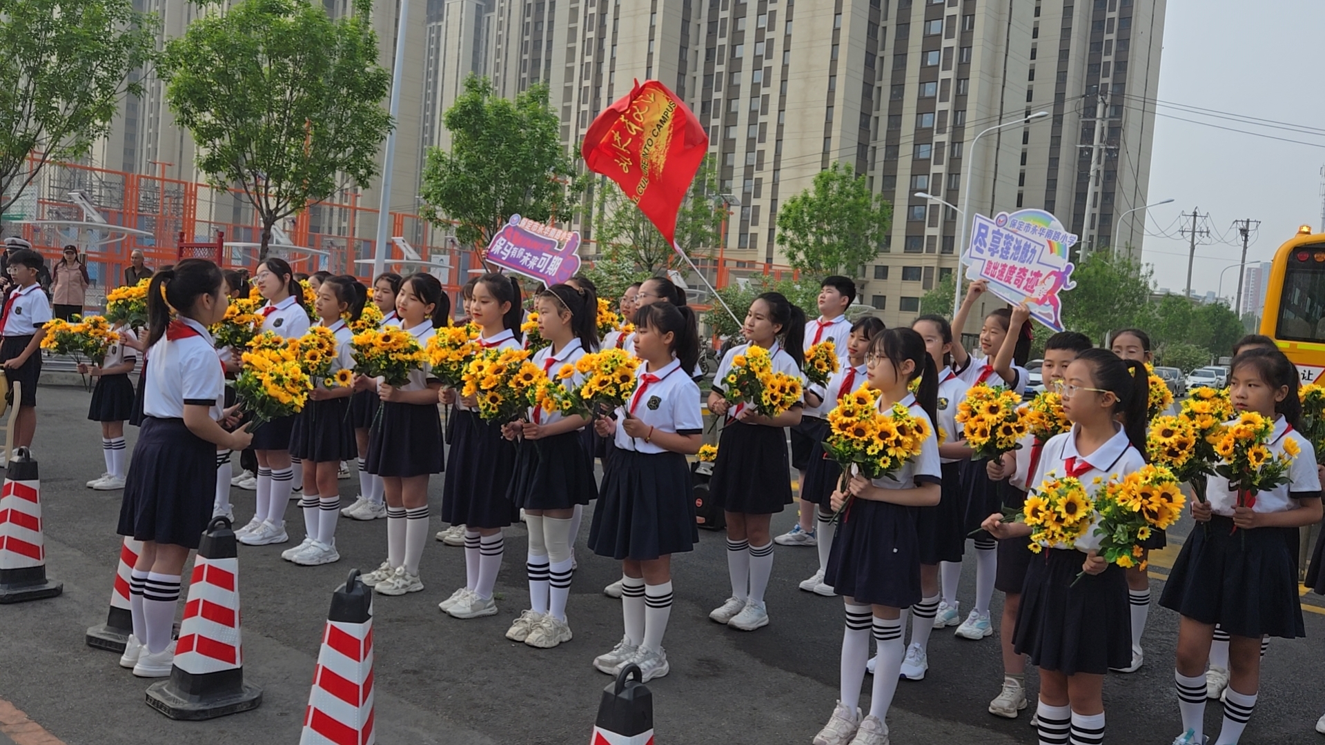 保定市蓮池區：萬民助陣馬拉松 展現城市魅力_fororder_圖片四：保定市永華南路小學表演合唱，為跑者助力。（史維攝）