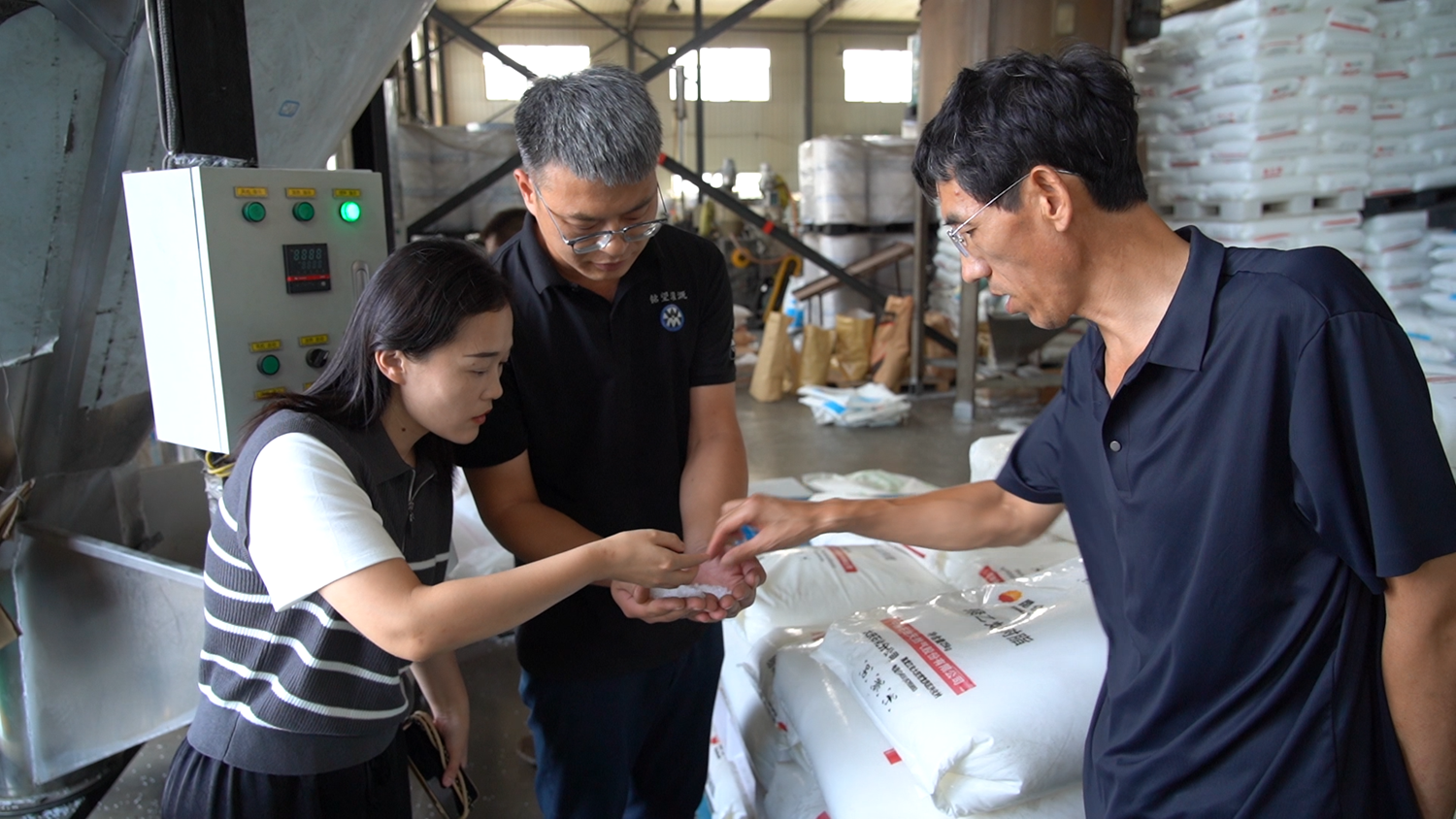 圖片默認標題_fororder_企業負責人向記者介紹滴灌帶原材料顆粒 攝影 田嘉成