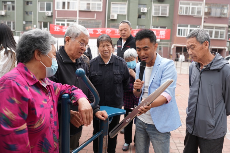 河北遷安：文藝志願服務進社區暖民心_fororder_5月23日，文藝志願者現場為常青社區居民講解電吹管吹奏技巧。張澤慧攝.JPG