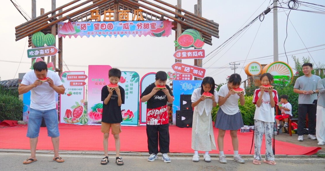 河北遷安：“硒” 望田園 “瓜”分甜蜜​_fororder_小朋友參加吃瓜比賽。  馬宏雪 攝.JPG