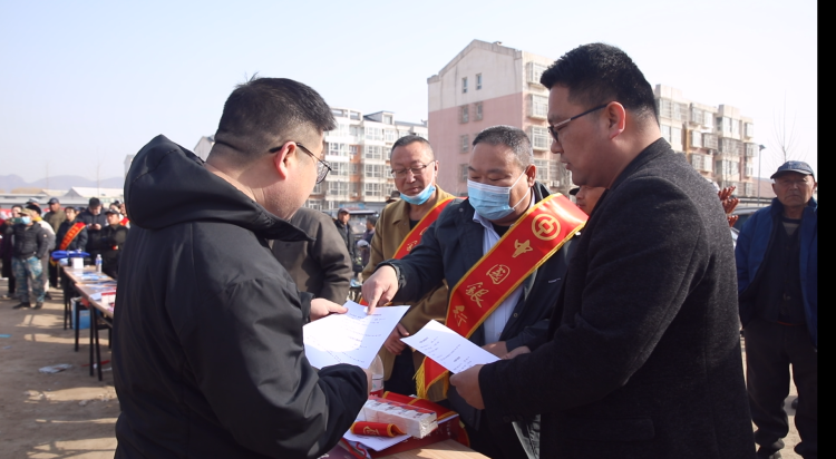 遵化市金融服務中心政銀企精準對接打造最優金融營商環境_fororder_工作人員正在向農戶講解板栗貸、香菇貸等金融産品。馮繼達攝