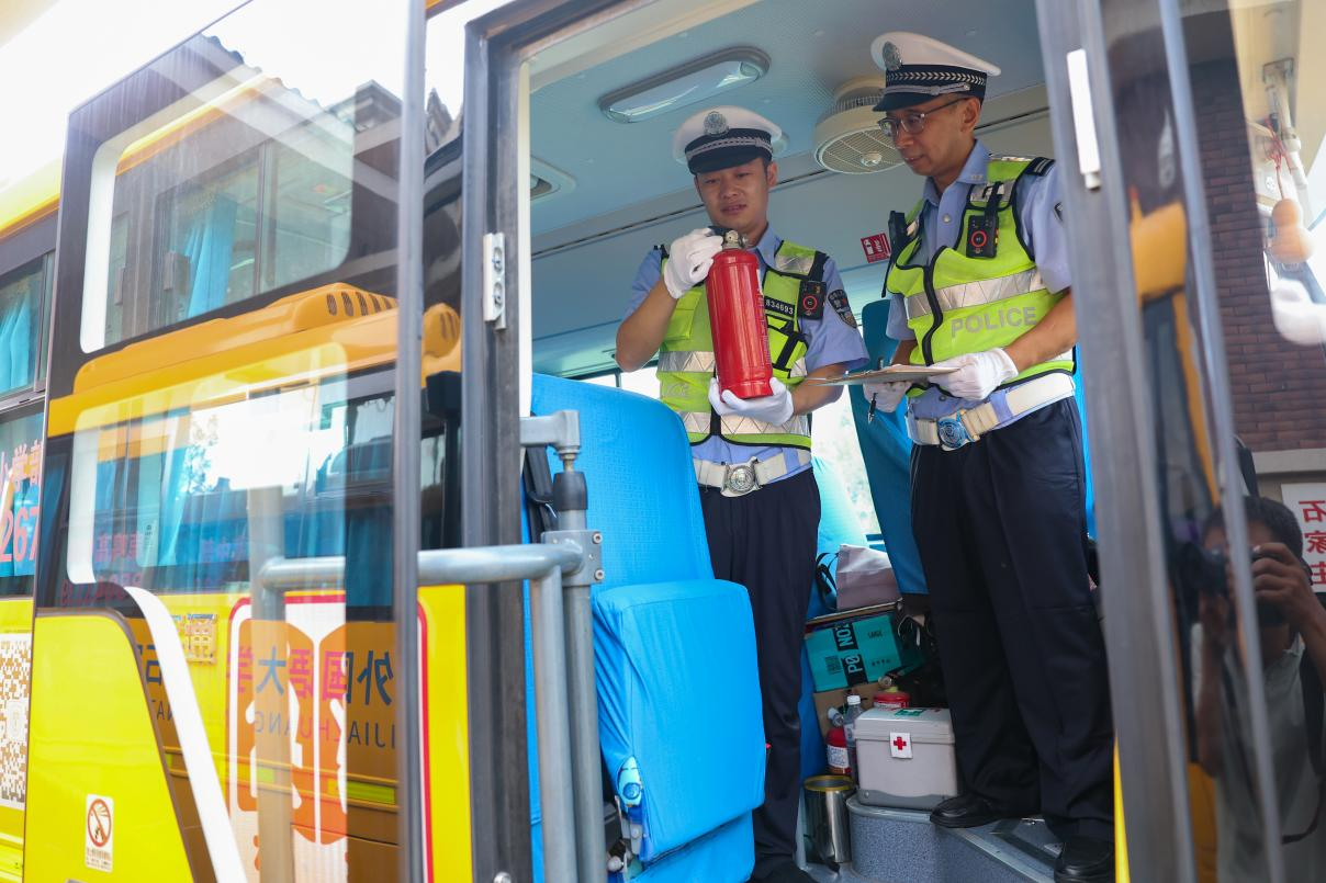 石家莊市鹿泉區：開學前 校車 “趕考” 安全關_fororder_圖片3