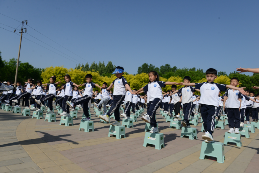 保定市滿城區：親子共逐綠徑 成長浸潤自然_fororder_體能操展演 攝影 梁月