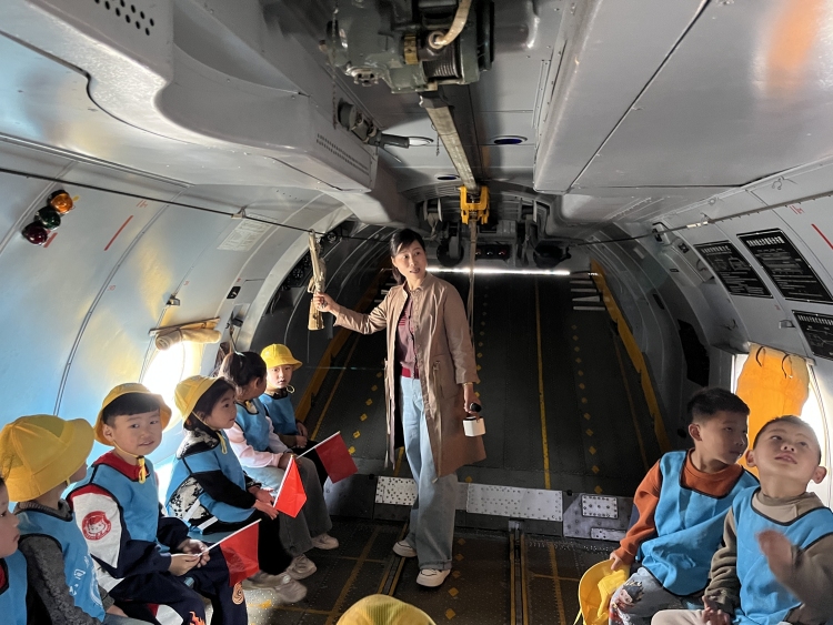 保定市滿城區：探秘航空世界 點亮童心夢想_fororder_向孩子們介紹飛機內部構造 攝影 范小芳