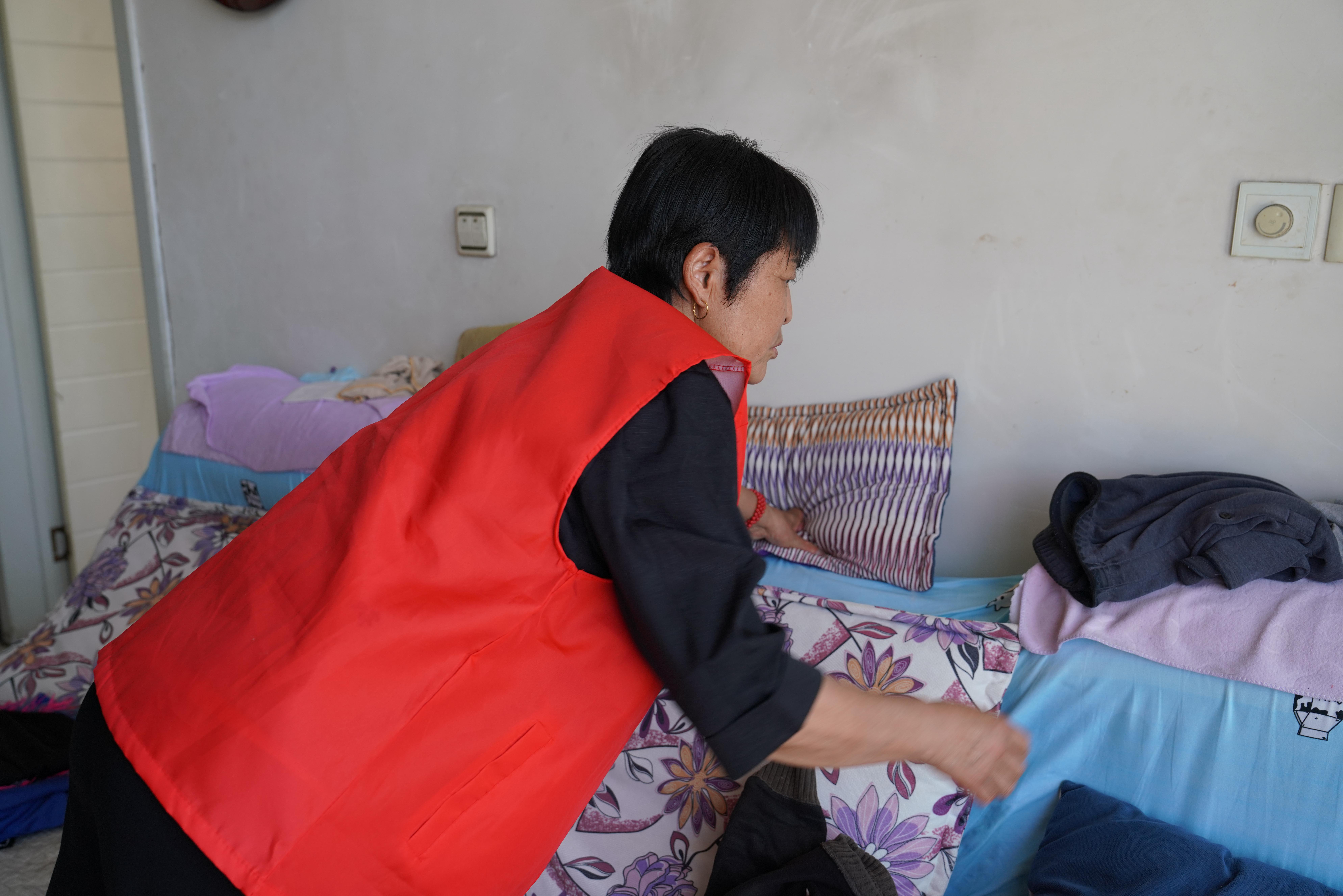 保定清苑：托養服務“托起”殘疾人幸福生活_fororder_工作人員為殘疾人家庭清理衛生。攝影 王磊