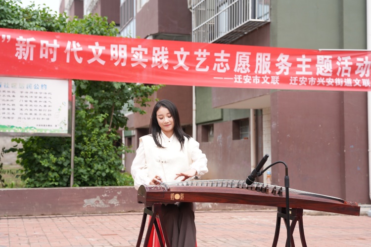 河北遷安：文藝志願服務進社區暖民心_fororder_5月23日，古箏演奏《女兒情》在遷安市常青社區上演。張澤慧攝.JPG