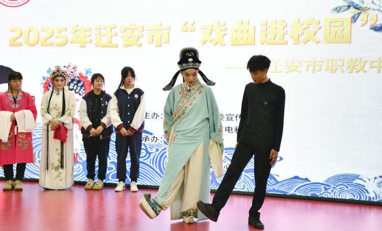 河北遷安：戲曲進校園 評韻潤心田_fororder_學生登臺近距離接觸戲曲演員所扮演的人物，學習簡單的戲曲動作。梁玉水.JPG