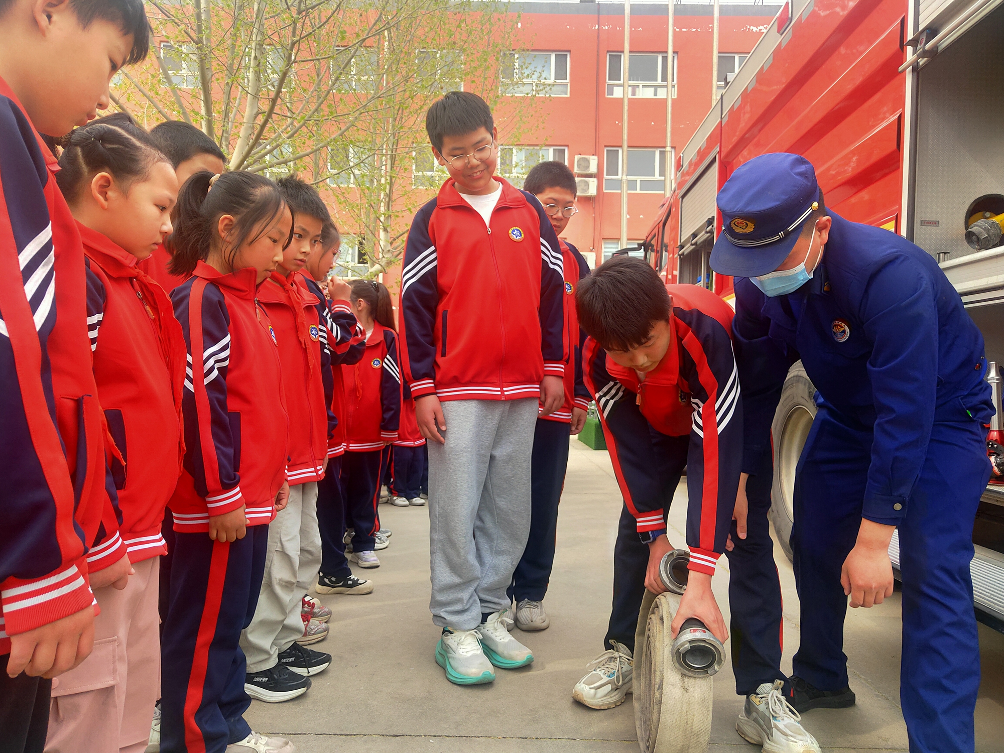 保定市滿城區：消防進校園，共築“防火牆”_fororder_消防隊員手把手教學生高壓水槍使用方法 攝影 楊建朋