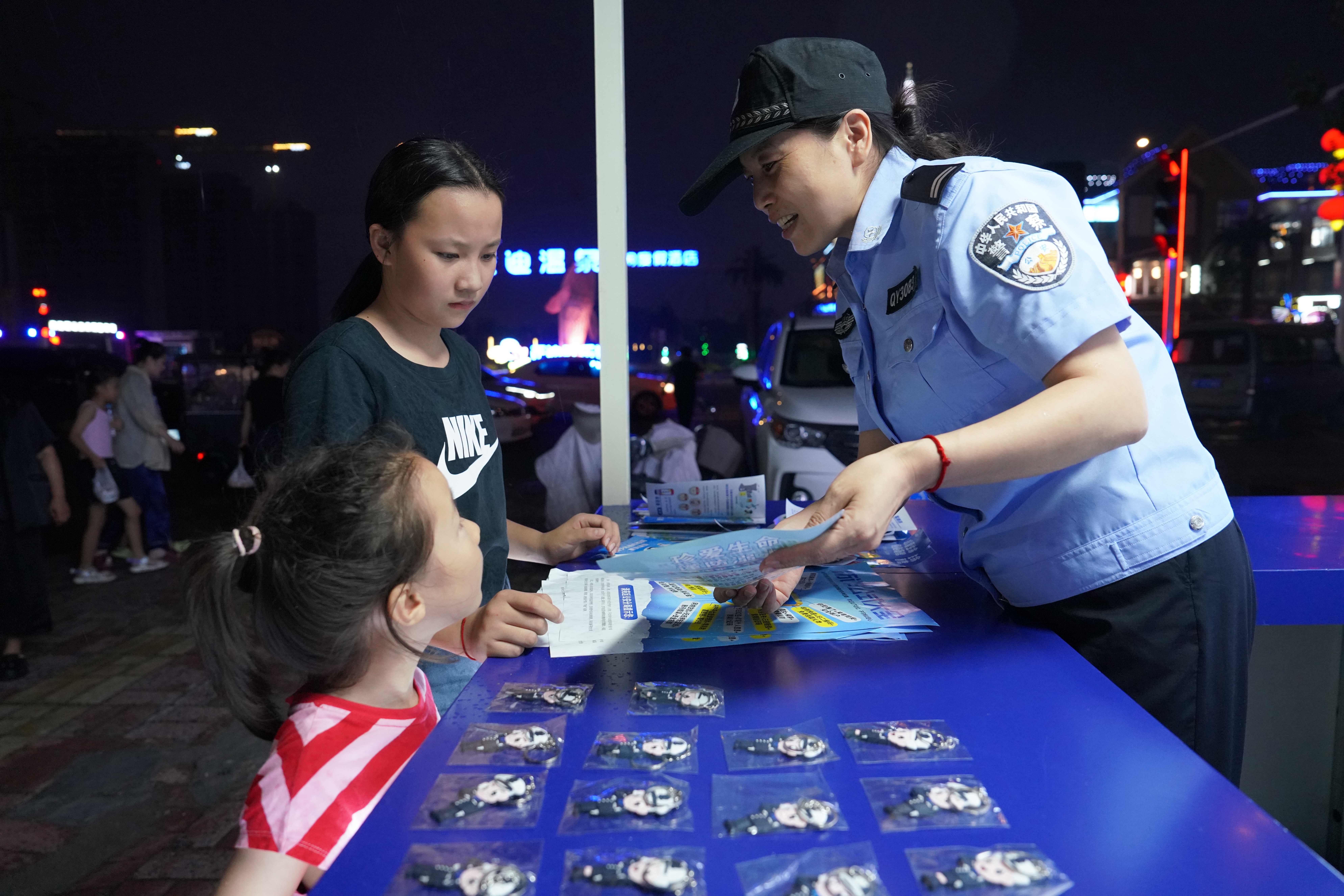 保定清苑：創新普法陣地 服務百姓零距離_fororder_民警為兒童講解防溺水知識。攝影 王磊