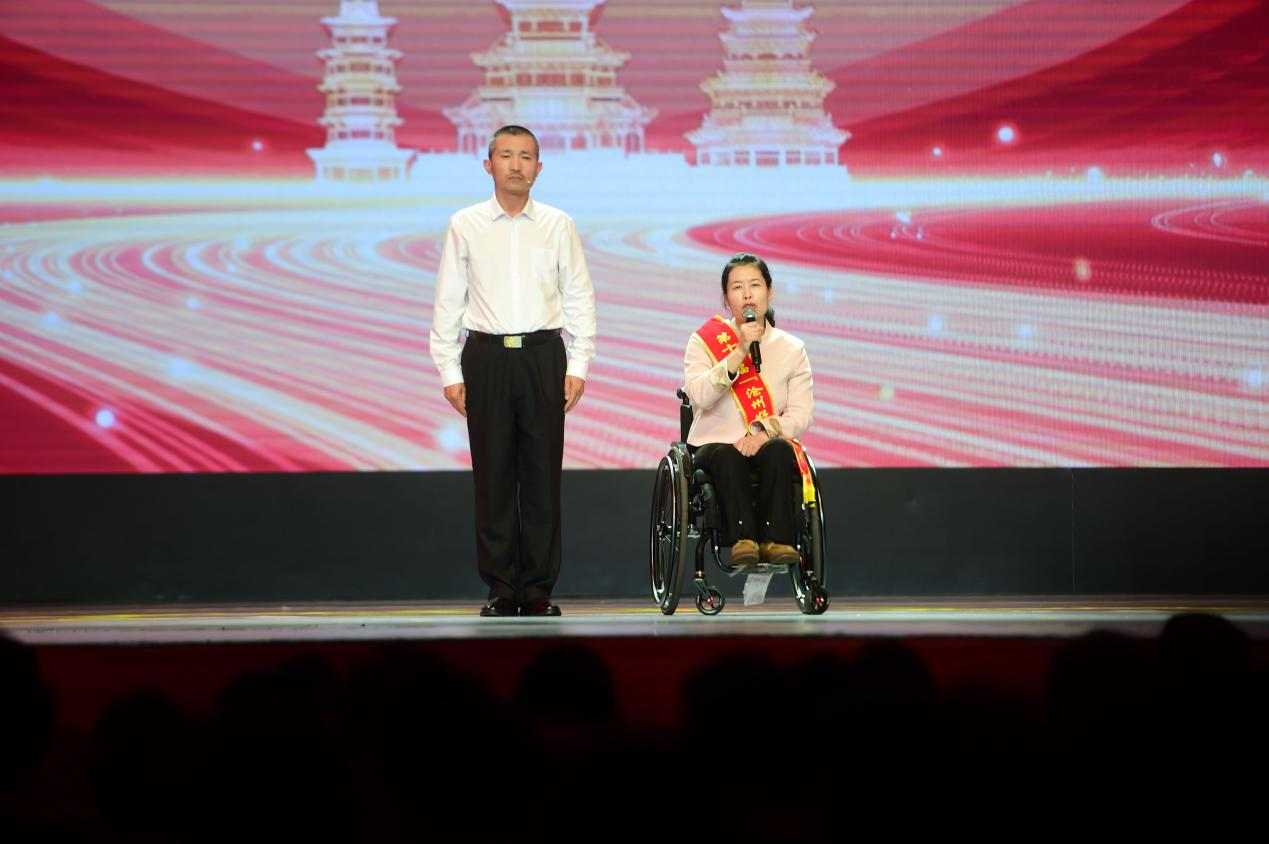 河北滄州：凡人善舉耀獅城 致敬身邊好人_fororder_助人為樂“滄州好人”典型代表王美紅（右）講述溫暖故事  攝影傅新春