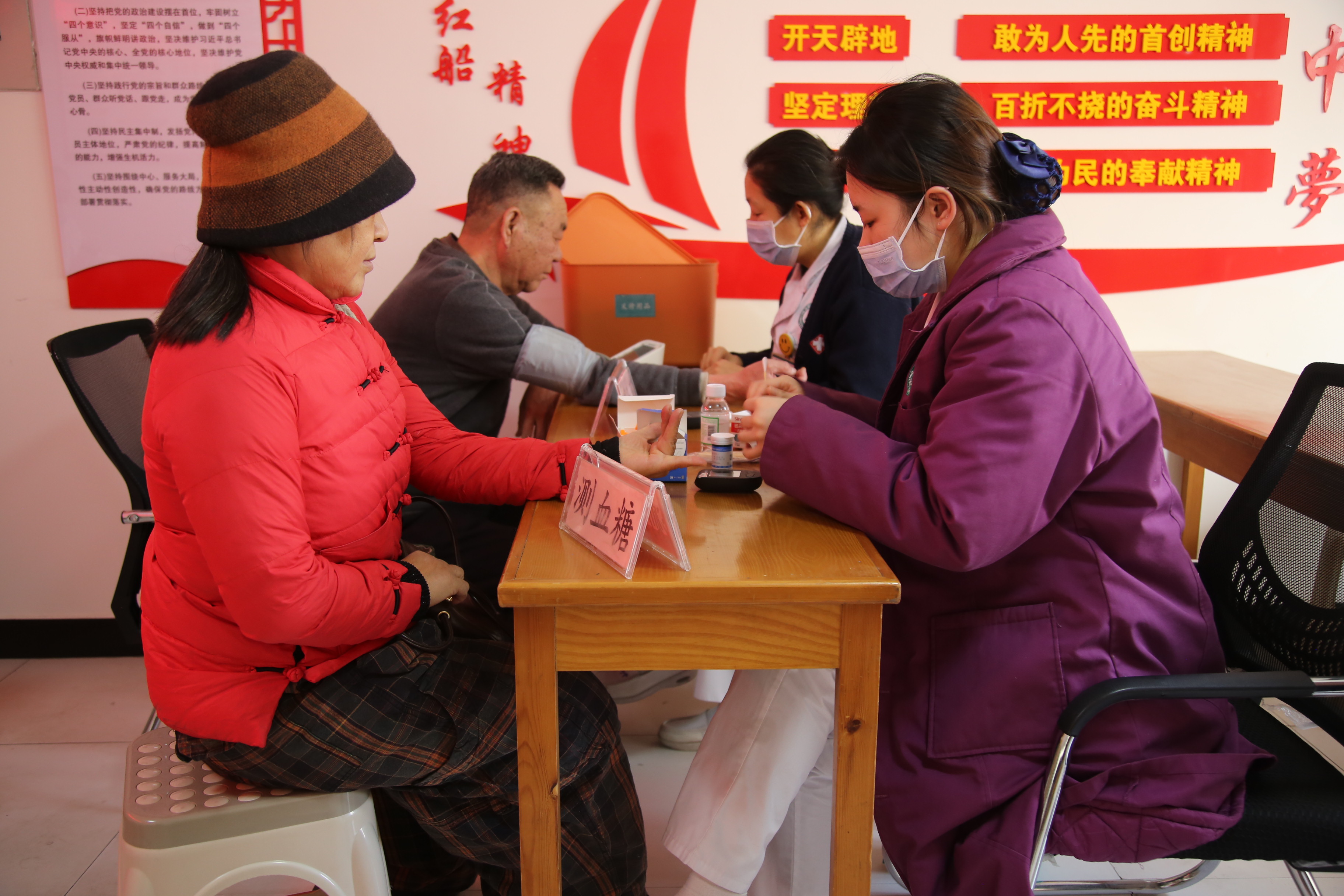 保定市滿城區：濃情臘八暖社區 文明實踐潤民心_fororder_居民們體驗免費義診服務 攝影 張辰澤.JPG