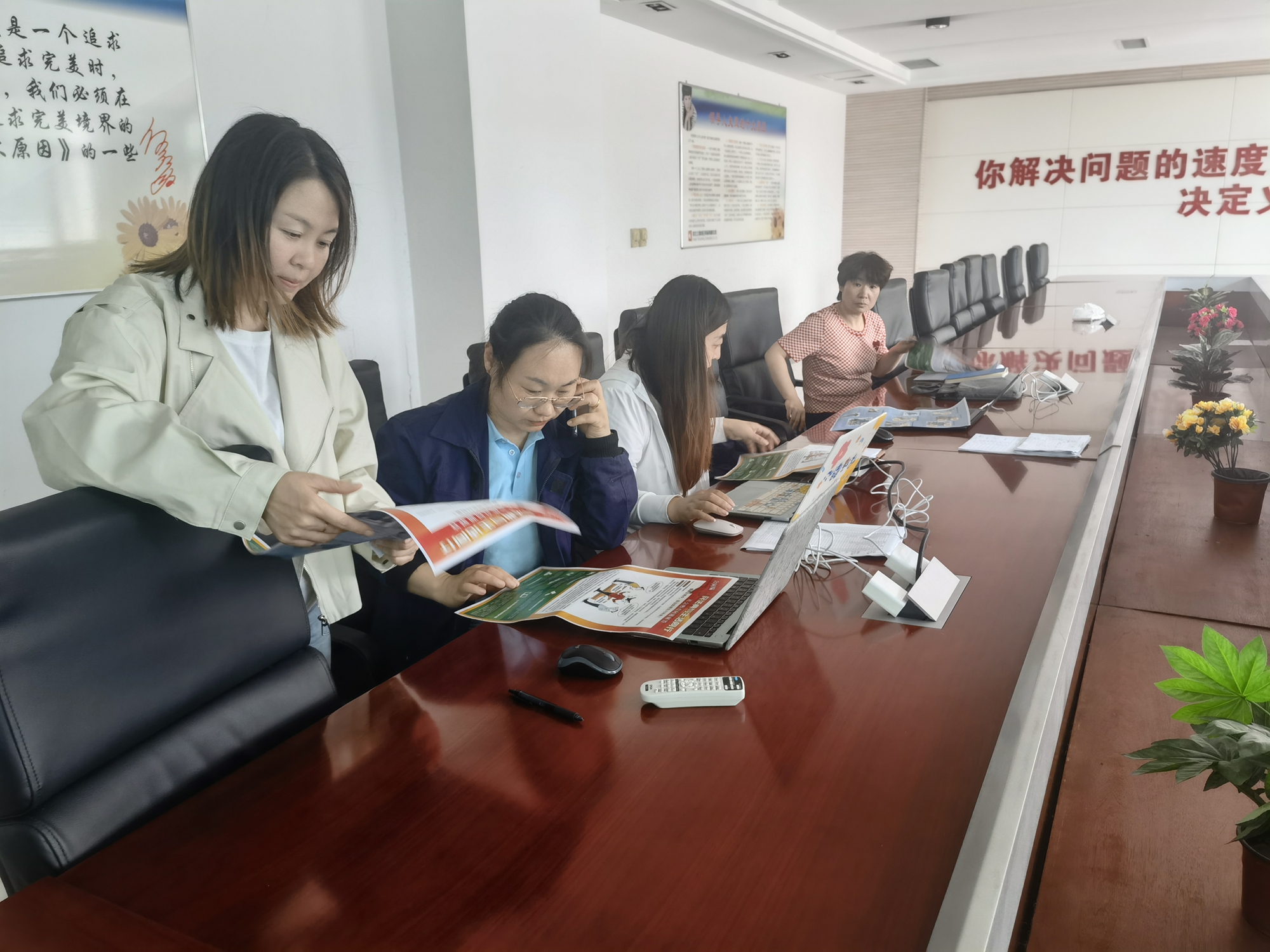 保定市滿城區：送法進企零距離 法護營商助發展_fororder_為企業員工講解《民法典》有關內容 攝影 龐凱立