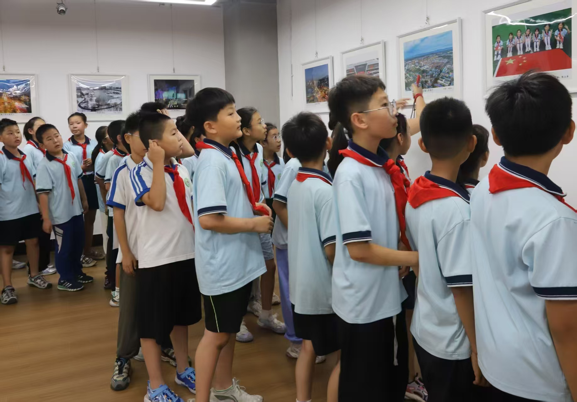 高碑店市舉辦攝影展 銘記抗戰歷史 展現時代新貌_fororder_微信圖片_20250627153456
