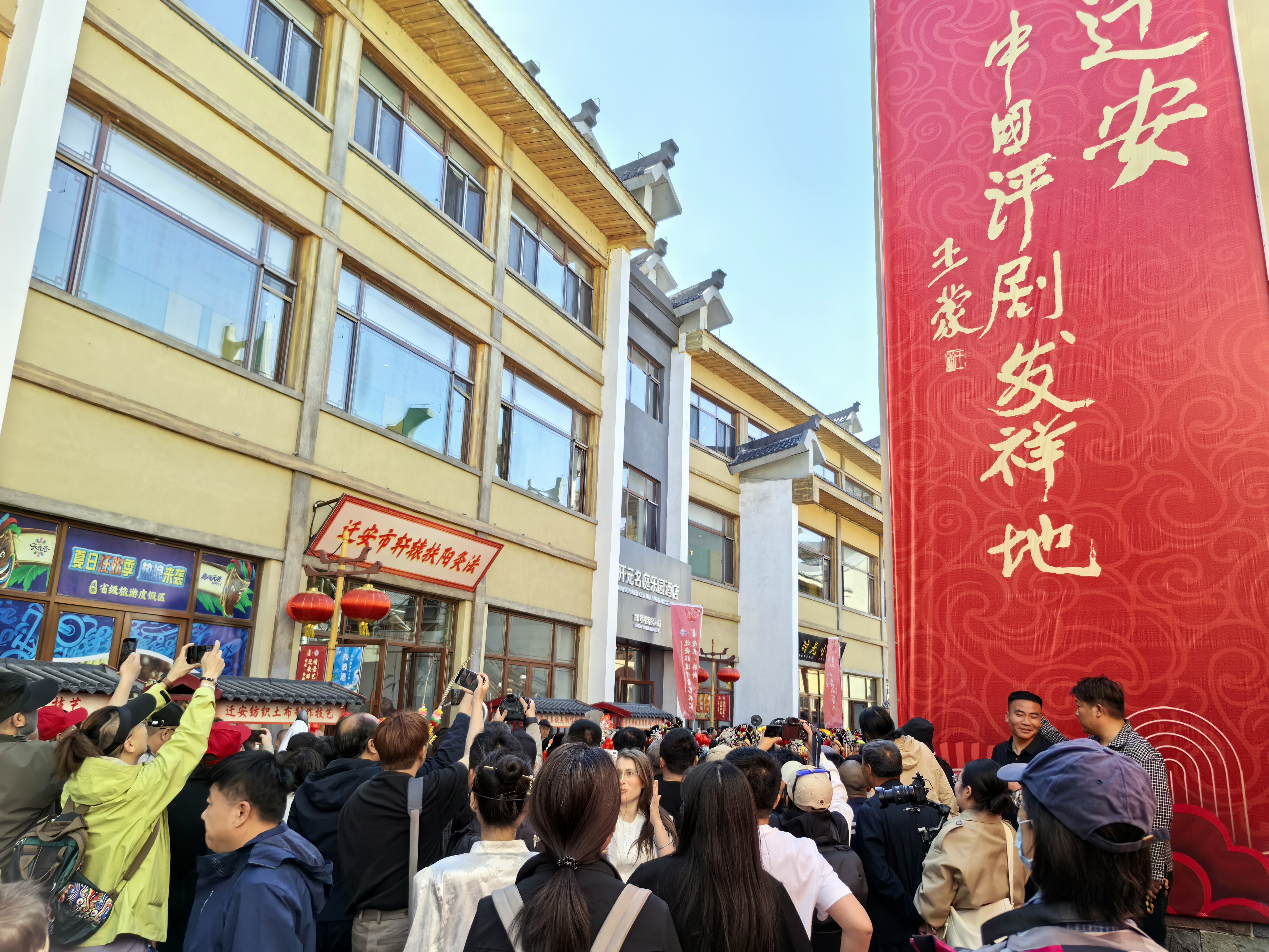 河北遷安融合創新點燃全域旅遊新引擎_fororder_假期期間，遊客正在遷安市天元谷度假區遊覽，李智慧 攝