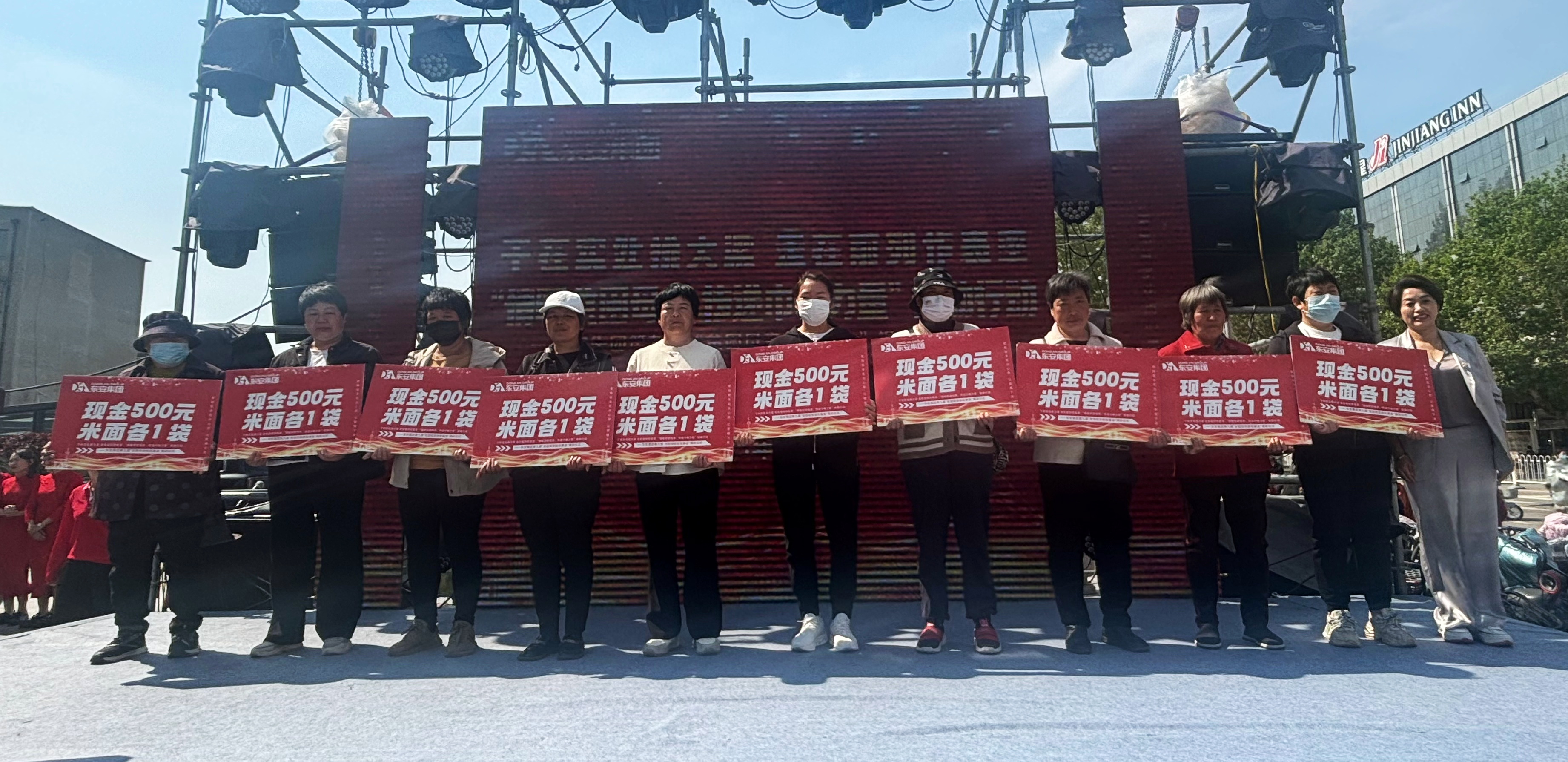 遷安市為貧困母親發放救助物資近3萬元_fororder_5月10日，東安集團相關負責人為貧困母親捐贈物資，揣麗麗 攝