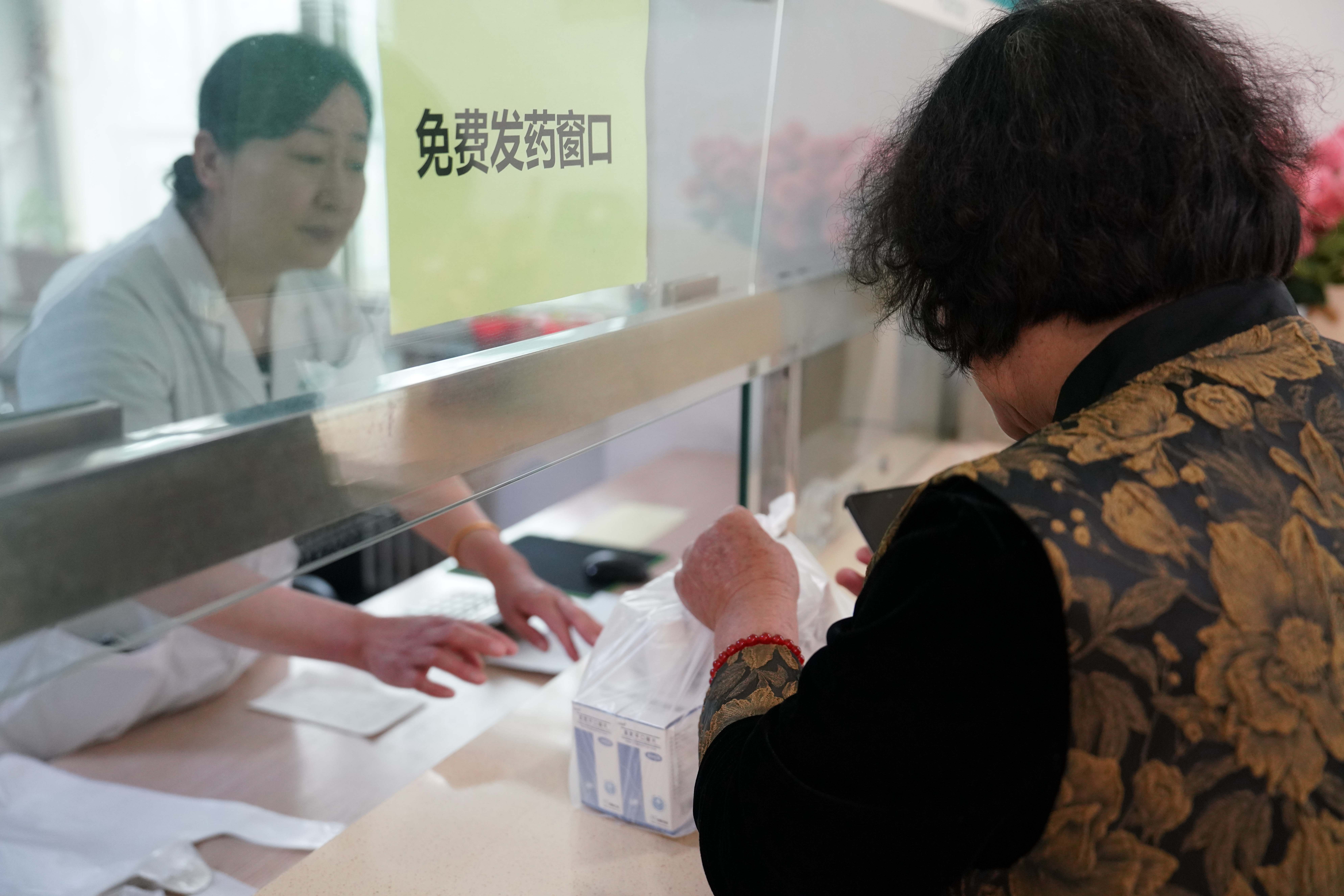 保定清苑：精準助殘 免費發藥暖民心_fororder_精神障礙患者家屬到藥房免費領藥。攝影 王磊