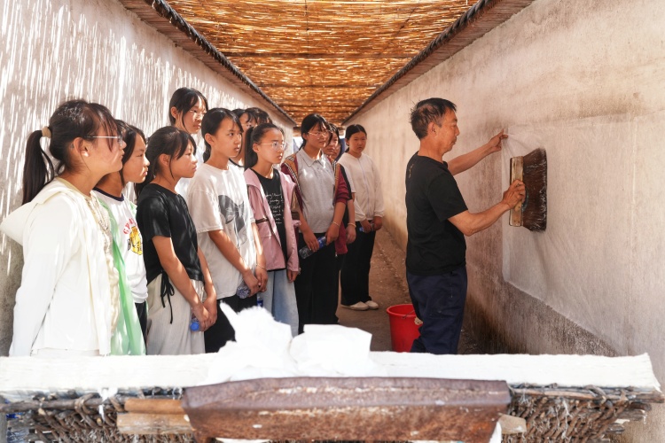 河北遷安：童心探非遺 遷紙傳薪火_fororder_近日，遷安市閻家店鎮完全小學學生正在參觀工作人員曬紙。張澤慧攝