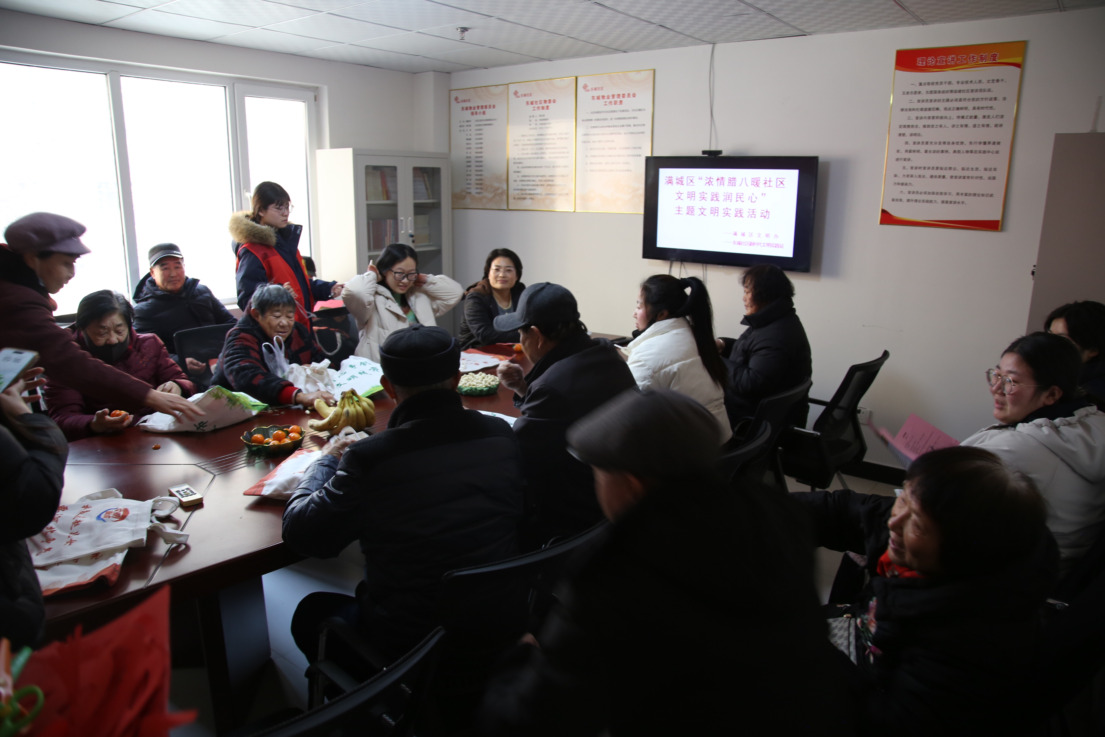 保定市滿城區：濃情臘八暖社區 文明實踐潤民心_fororder_居民們圍坐一堂共話文明 攝影 張辰澤.JPG