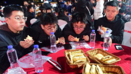 300人同吃河間驢肉火燒 促文旅繁榮