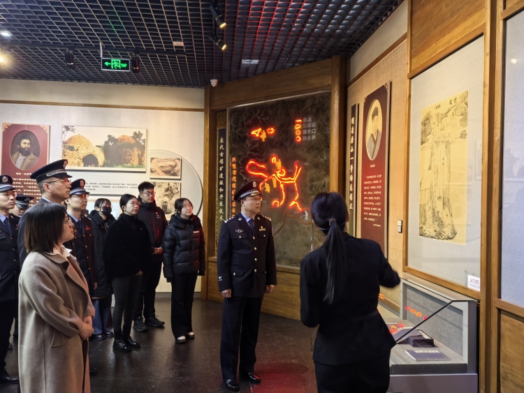 探尋開灤精神足跡，踐行兩會使命擔當：唐山邊檢站與海港六中開展聯合黨日活動_fororder_微信圖片_20250319145326