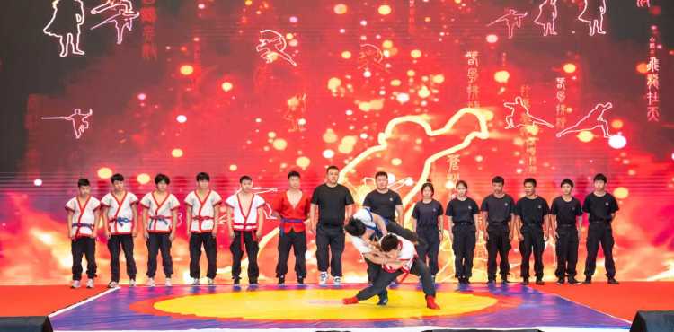 “致敬人民衛士 共築時代榮光”蓮池區公安分局慶祝第六個中國人民警察節暨榮譽儀式_fororder_圖片一：跤術表演。(劉昊隆攝)