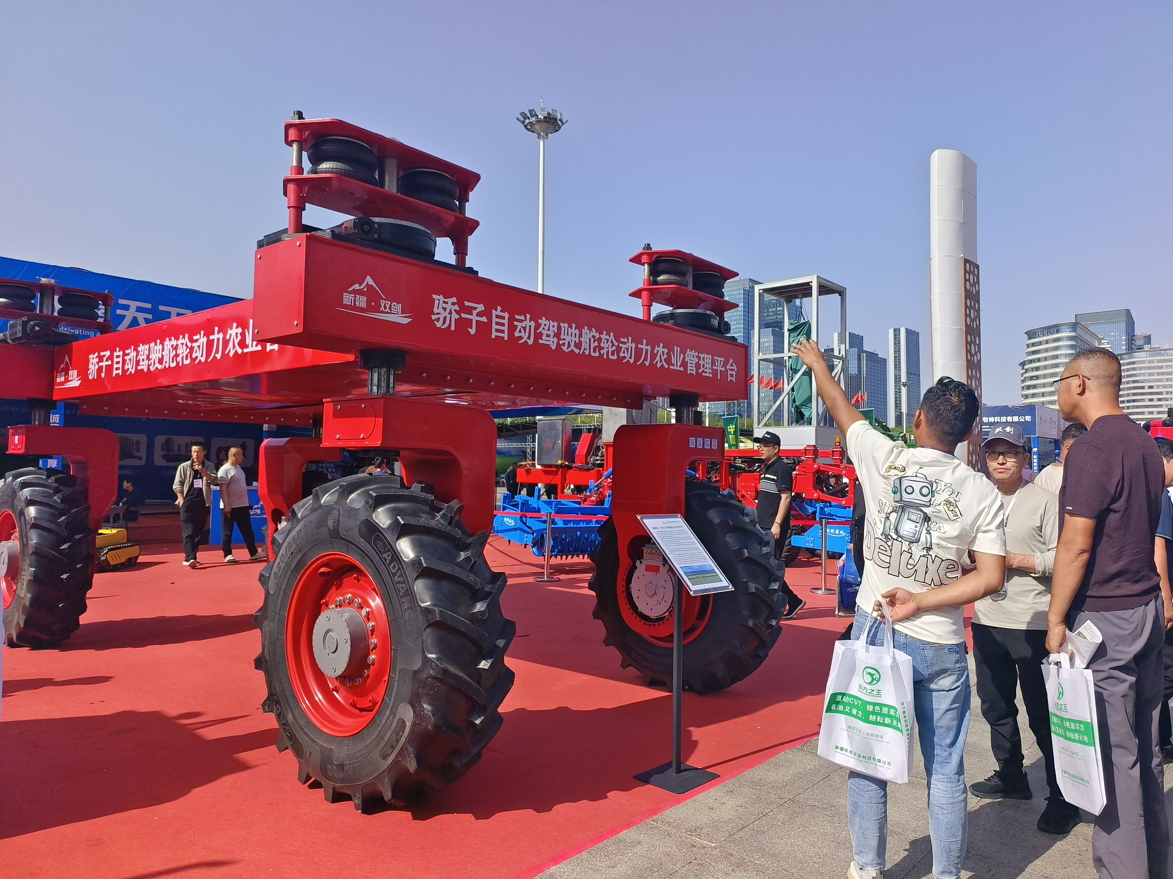 遵化農機“智”造亮相國際展會 國産設備開啟出海新征程​_fororder_第24屆新疆國際農業機械博覽會現場   遵化市委宣傳部供圖