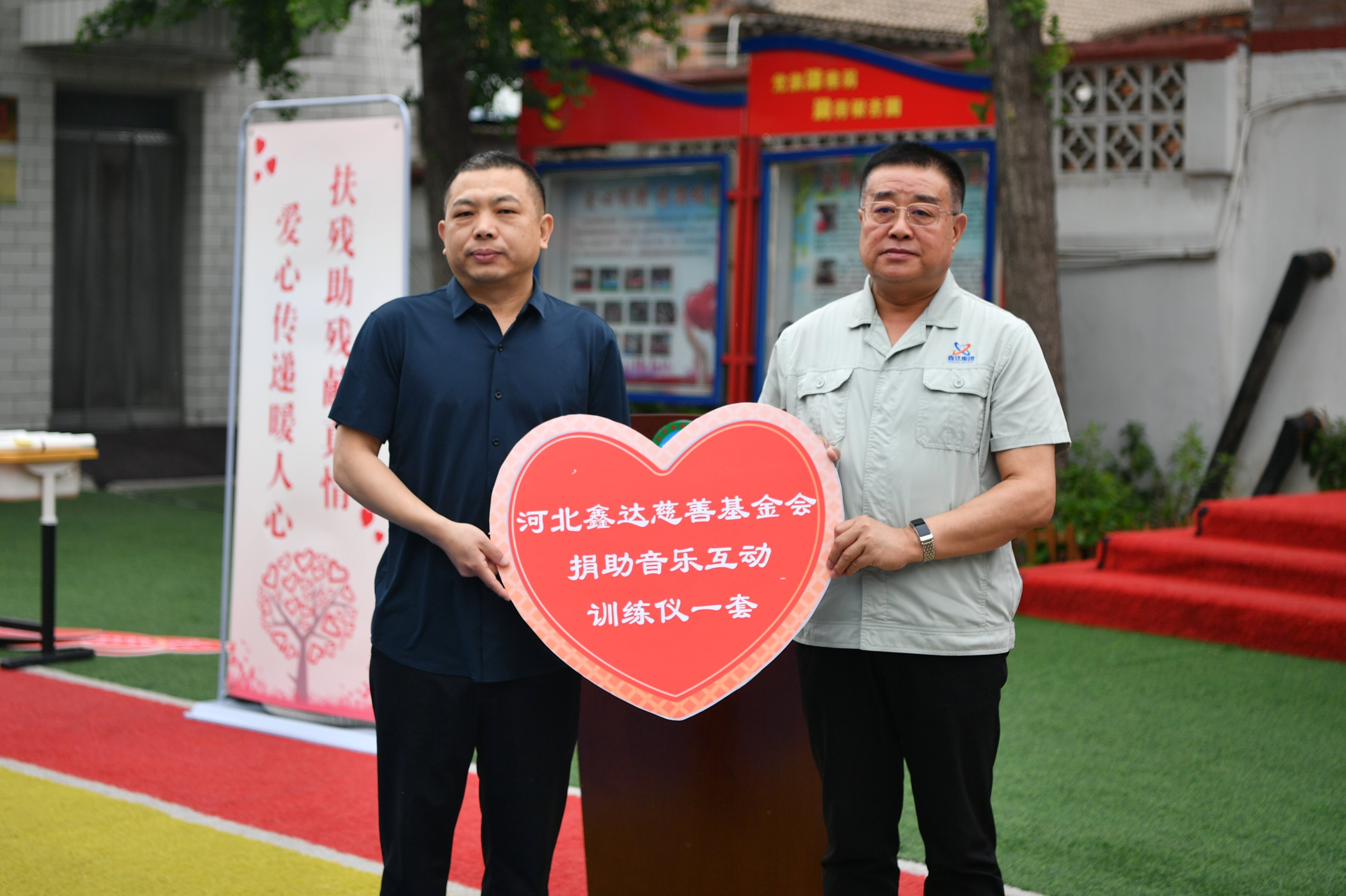 河北遷安：情係殘障兒童 暖心捐贈傳溫情_fororder_5月22日，河北鑫達慈善基金會向遷安市特殊教育學校捐贈音樂互動訓練儀。張澤慧攝.JPG